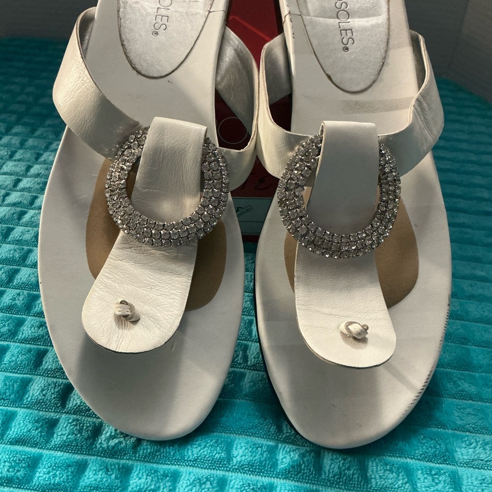 AEROSOLES White Leather Sandals with Crystal Embellishment Women’s size 11M